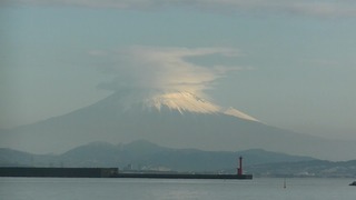 １月３１日０８時２４分　笠雲になるか？富士山
