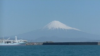 ３月１８日１１時１５分　富士山　漁船は大慶丸