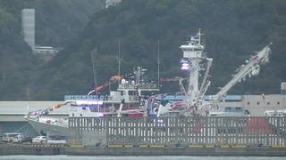 ２月２日０８時２１分　遠く外港に満艦飾の船が