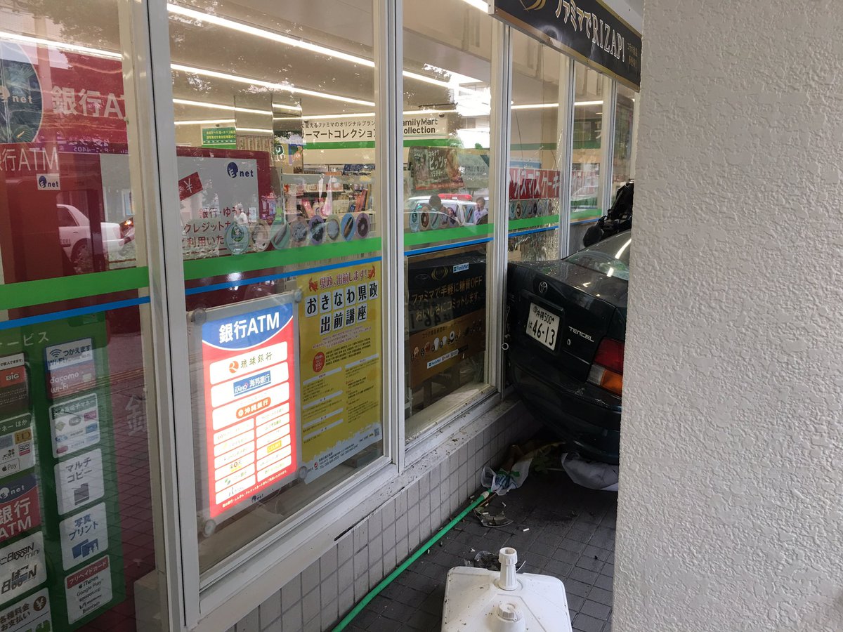 那覇市泉崎 ファミリーマート那覇高校前店に車が突っ込む事故 ガラスが割れる ピクトのままに 那覇市泉崎 ファミリーマート那覇高校前店に車が突っ込む事故 ガラスが割れる ピクトのままに