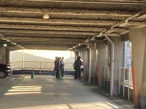 川越 デパート立体駐車場で宙づり 車暴走で柵を突き破り 70代男性取り残される 画像 なんでもおまとめ 川越 デパート立体駐車場で宙づり 車暴走で柵を突き破り 70代男性取り残される 画像 なんでもおまとめ