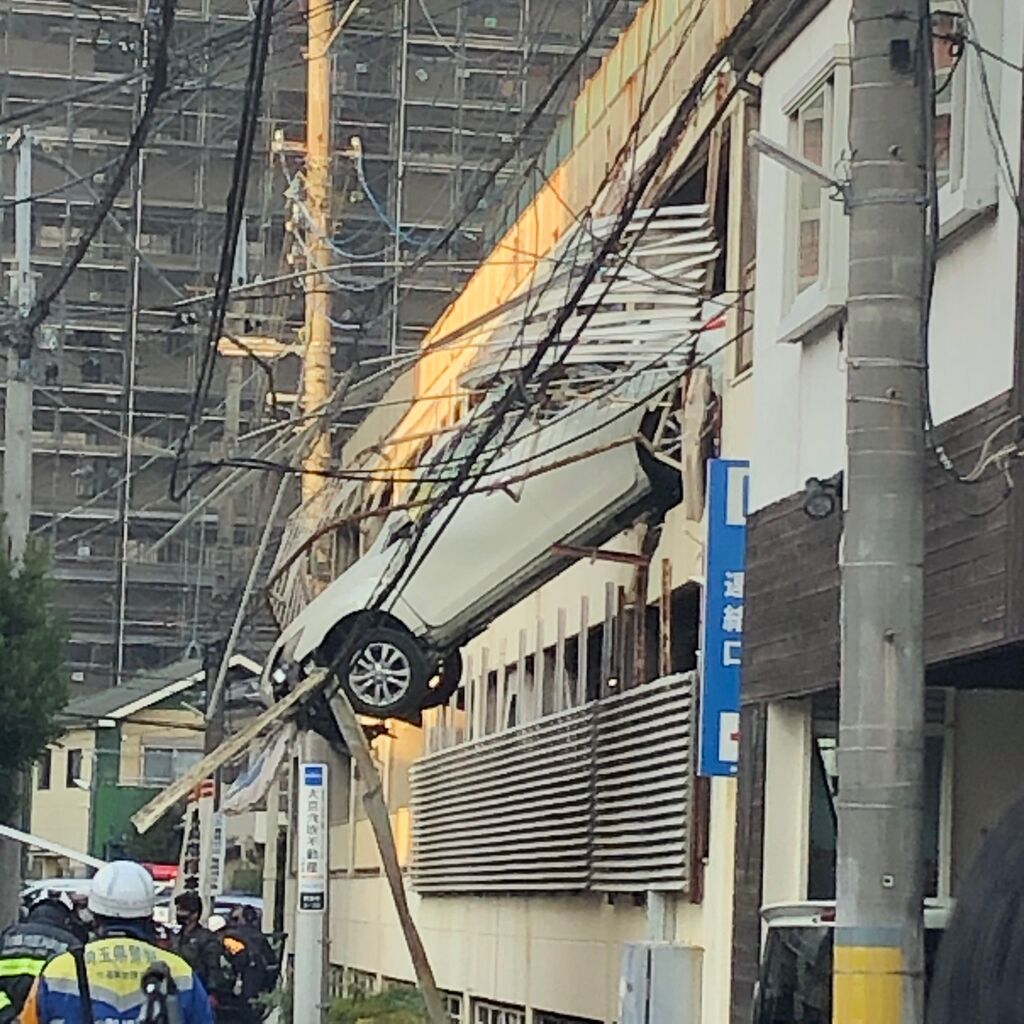 川越 デパート立体駐車場で宙づり 車暴走で柵を突き破り 70代男性取り残される ワイは見た速報 川越 デパート立体駐車場で宙づり 車暴走で柵を突き破り 70代男性取り残される ワイは見た速報