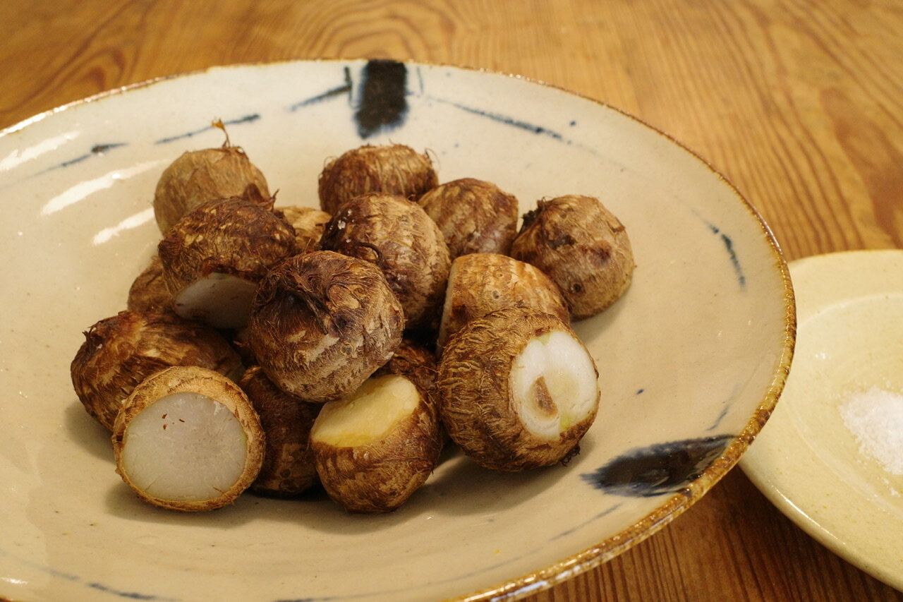 きぬかつぎ は里芋のまご芋 蒸してちょんと塩を付けてパク おやじ厨房に入る