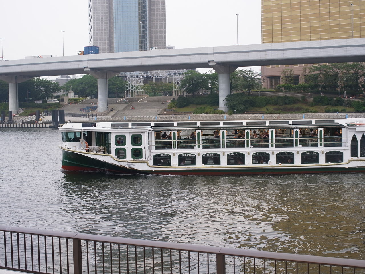 東京散歩 水上バスに乗って浅草～日の出桟橋 意外とインターナショナル おやじ厨房に入る