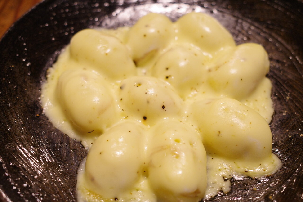小さなジャガイモの胡椒風味のチーズ焼 おやじ厨房に入る 小さなジャガイモの胡椒風味のチーズ焼 おやじ厨房に入る