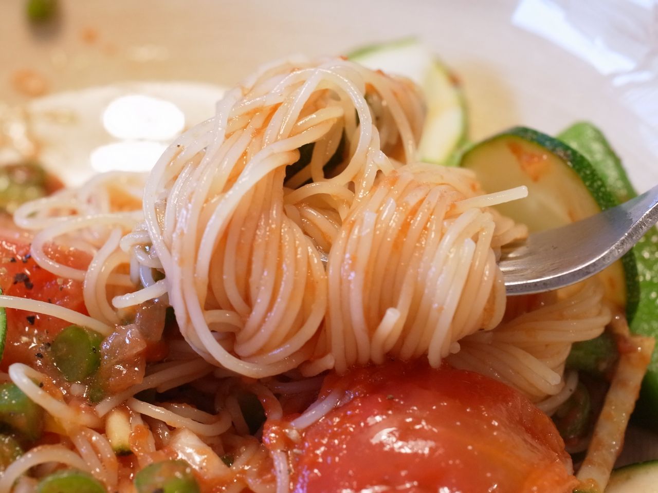 冷たいパスタ カッペリーニ 夏野菜とトマトのソース おやじ厨房に入る 改 おやじ上海に居る