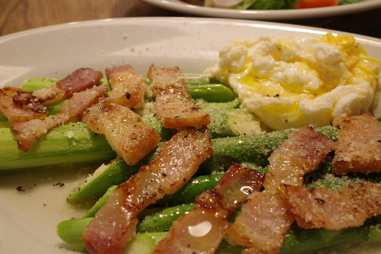 牡蠣のアヒージョ アスパラガスの温かな一皿 ワインのツマミです おやじ厨房に入る