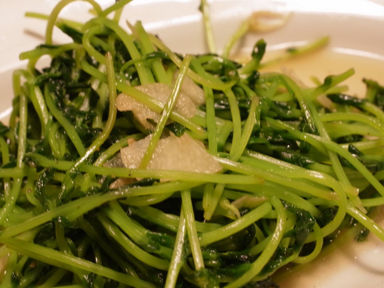 豆苗のにんにく炒め おやじ厨房に入る 豆苗のにんにく炒め おやじ厨房に入る