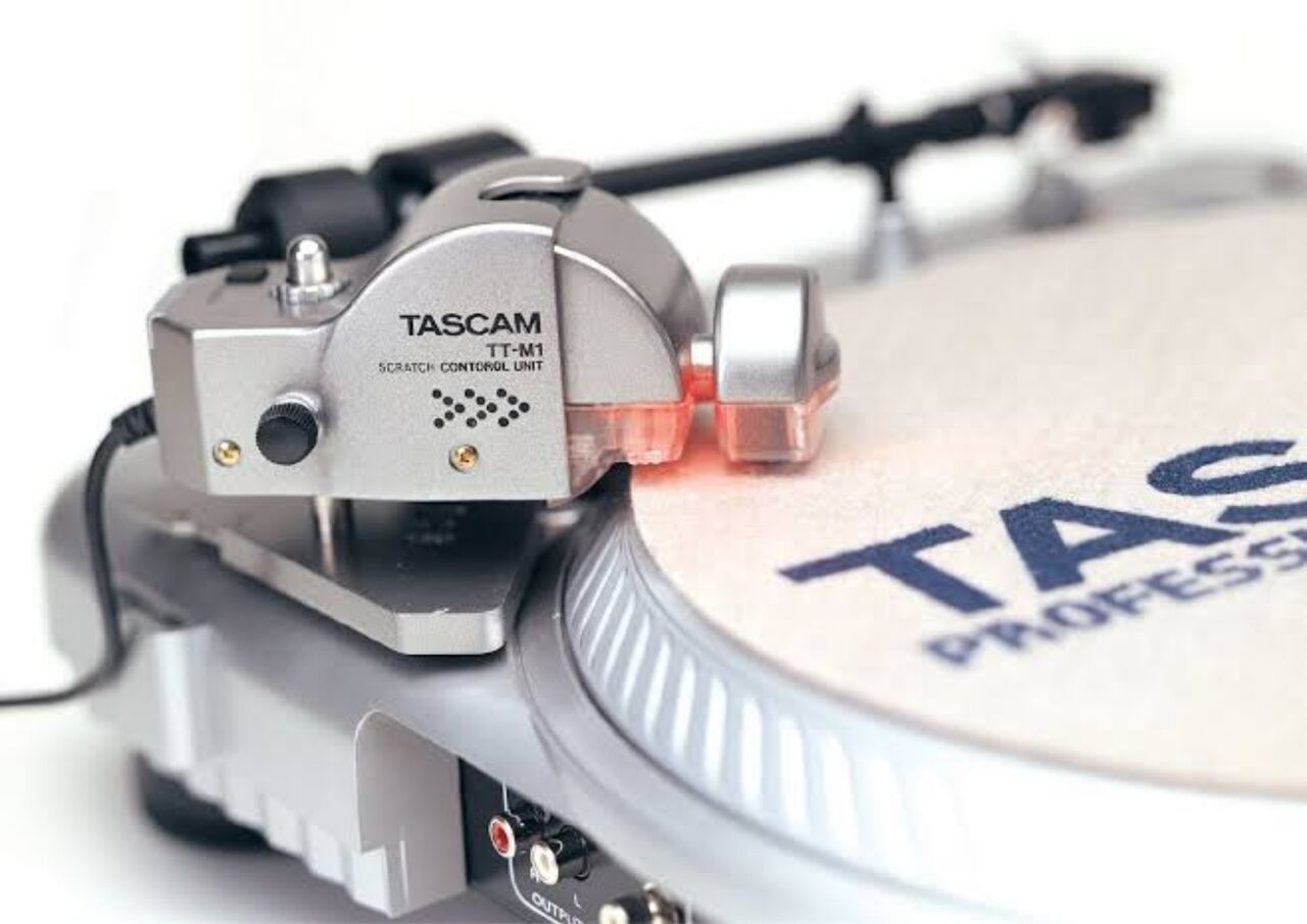 【CDJ】TASCAM CD-DJ1 & TT-M1 セット Amazon.co.jp: TASCAM CDプレーヤー DJ用 TT-M1取付けで
