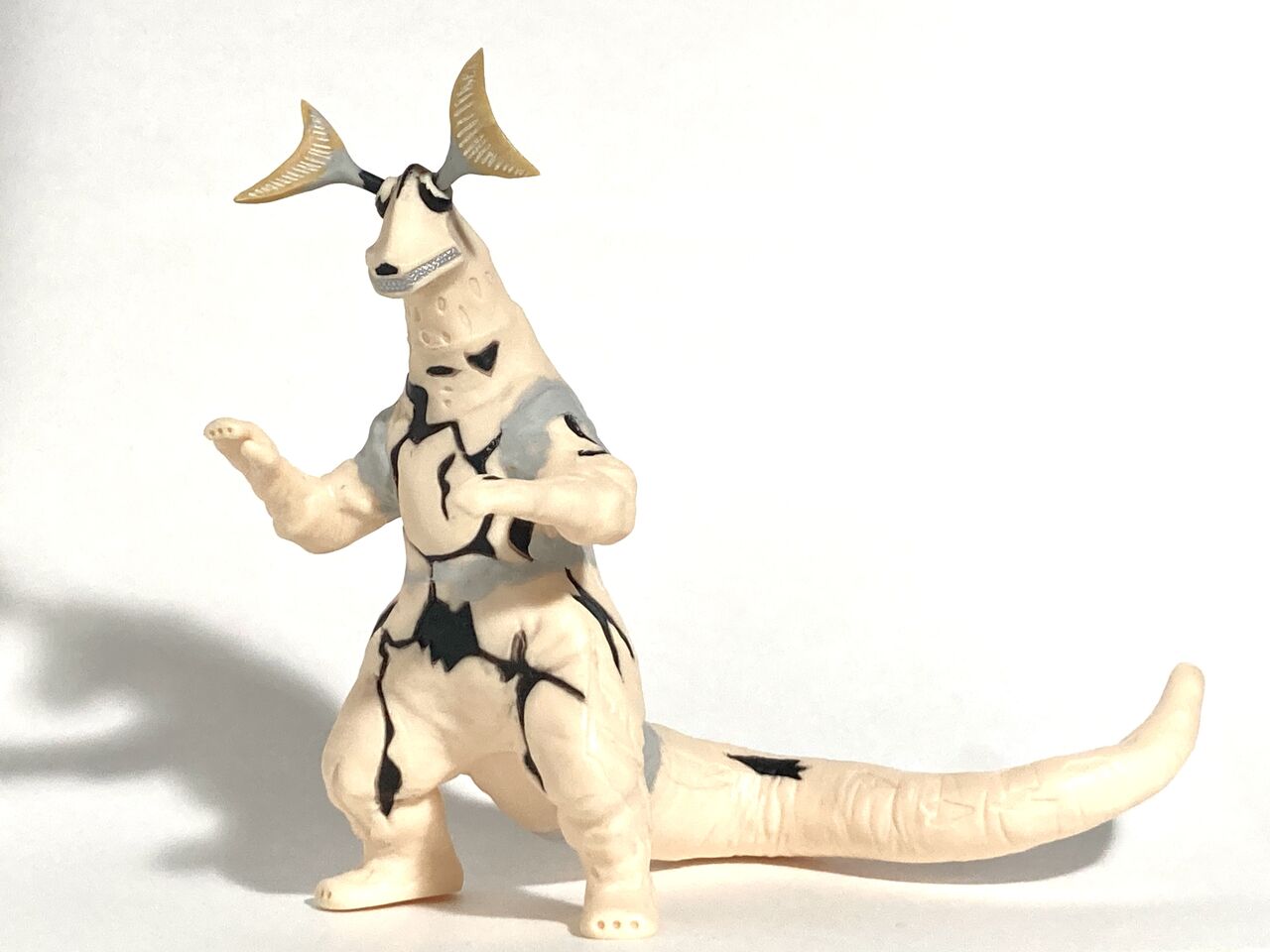 ウルトラ怪獣シリーズ エレキング 改造・塗装 : おいれんすの作業机