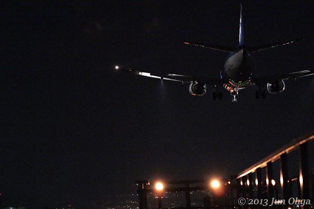 土曜日の伊丹空港 着陸態勢のana機に映り込む滑走路の誘導灯が撮影意欲を沸きたてる 飛行機写真 空港夜景 伊丹空港 大阪国際空港 千里川 新 ｏｊの人生お気楽適当でええやん２