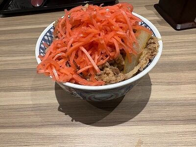 【悲報】吉野家側も困惑…紅生姜を「無料の餌」と勘違いした男の末路が悲惨すぎるｗｗｗ