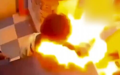 【閲覧注意】店頭でスマホバッテリーを齧った少年、大爆発ｗｗｗｗｗ