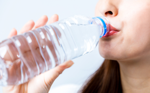 【悲報】著名な内科医「夏の水分補給はポカリスウェットもアクエリアスもゴミ、役に立たない。論外」→ その理由がこれ・・・