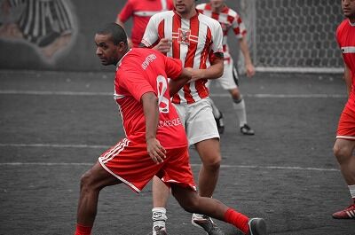 【動画】サッカー選手、プレー中にけつ●な確定して退場してしまうｗｗｗｗｗｗ