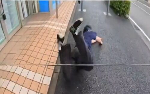 【動画】盗撮がバレて逃走中のチー牛、情けなくすっ転んで終わるｗｗｗｗｗ