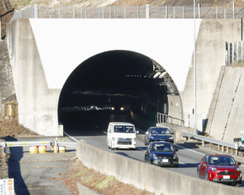 高速で時速７キロで非常駐車帯から出てきた車に追突したトラック運転手さん、禁錮２年６か月を求刑されてしまう
