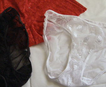 アフリカに行った白人女性、外出して僅か15分後にパンツだけになる