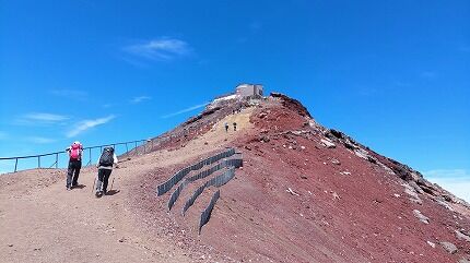 【悲報】閉山中の富士山で外国籍の２人が凋落してしまう