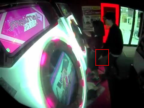 【動画】ゲーセンで「maimai」を遊んでる女の子のおしりを堂々と触る痴漢が撮影されるｗｗｗｗｗ