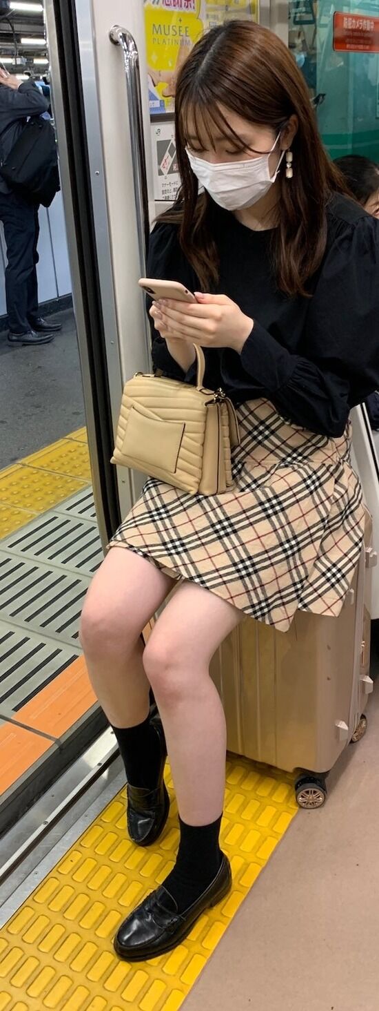 【画像】女さん、電車で席がないからスーツケースを椅子にして座ってしまうwwwwwww