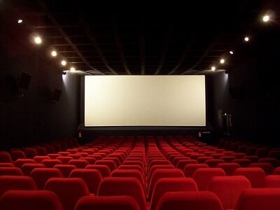 【悲報】映画、1回観るだけで1万円近くかかる富裕層の娯楽になる