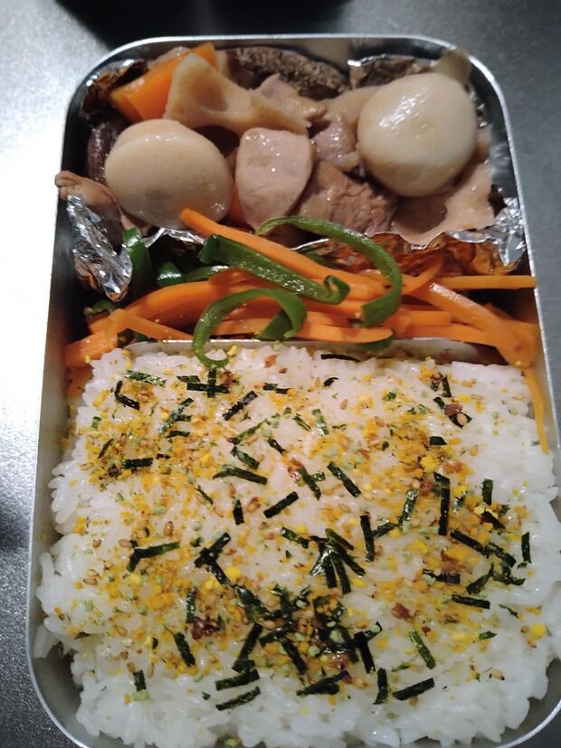 ぼく「母ちゃんが作った弁当ﾓｸﾞﾓｸﾞﾓ …」上司「うわぁー、こんな貧相な弁当、見たことあるか」同僚「ギャハハハハ」ぼく「…」涙ﾎﾟﾛﾎﾟﾛ