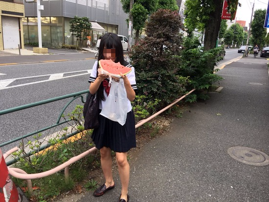 【画像】スイカを食べながら路上を歩く激カワ女子高生！？ｗｗｗｗ