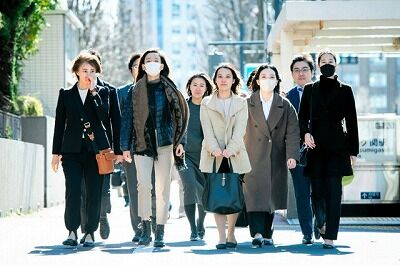 【悲報】女さん「子供なんか欲しくない。不妊手術をうける権利を！」ぼく「子宮内リングとかじゃ駄目なのか？」