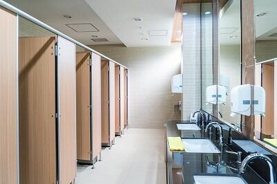 国土交通省「全国の公共施設の女子トイレの面積を男子トイレ以上にしろ。あとパウダールームつけろ」→炎上