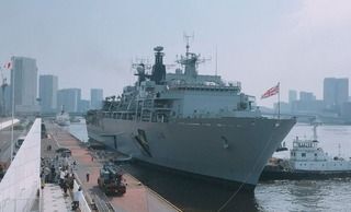 英海軍揚陸艦「アルビオン」入港　英国大使館「ガンダムは搭載していません」