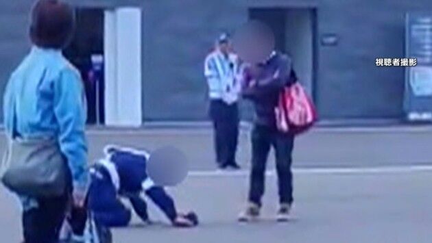【動画】万博会場で警備員が土下座　←土下座したほうが罪重くなるからやったほうがいいと話題に