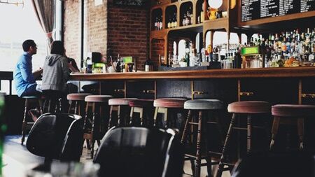 【恐怖】北海道のバー経営者(49)、20代女性の遺体を『壁の中』に埋め込んで営業していたか・・・