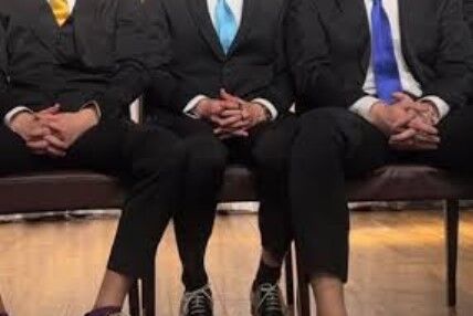 座るときの足の開き具合でカーストがもろ分かりの画像wwww