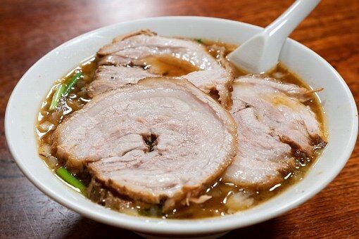 【悲報】ラーメンハゲ「最近よくある『高いメニューをメインに置く食券機』は姑息だ。飯が不味くなる」