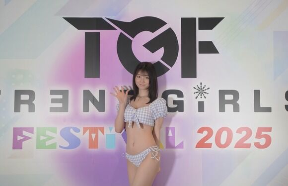 瀬戸環奈がドレス姿でランウェイを歩く姿が美しすぎてモデル顔負けな件