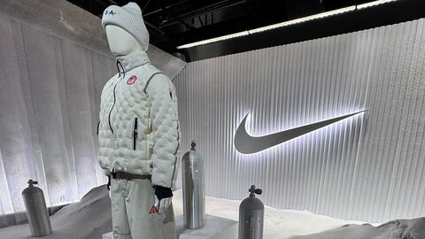 NIKE 「ダウンジャケットって、ダウンいらなかったわ。空気さえ入ってればよかったんだわ」