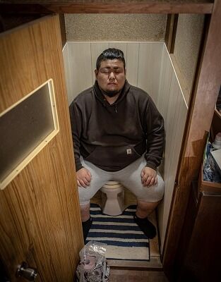 【動画】トイレの個室でスマホいじってる陰キャ、お仕置きされてしまうｗｗｗｗｗｗｗｗ