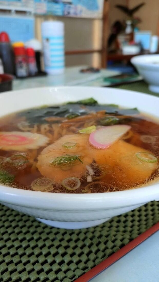 【画像】昔ながらのラーメンの特徴・・・「醤油スープ」「ナルトが乗っている」「丼にドラゴンと卍の様な模様」