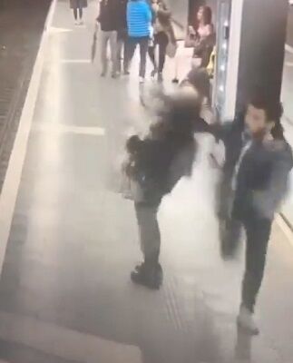 【動画】ぶつかりおじさんの究極体、アメリカの地下鉄で発見される