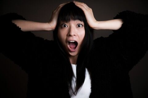 【悲報】京都北部の市の職員、女性に『恐ろしい事』をしてしまう・・・・