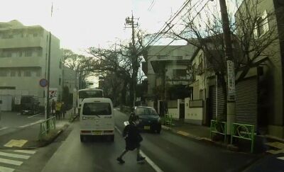【閲覧注意】女子小学生さん、はねられて1回転してしまう・・・