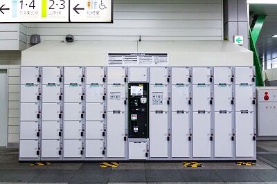 【動画】中国人観光客、新宿にて宿泊費を節約しようとコインロッカーに入って寝てしまうwwwwwwww