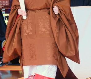 【画像】一般日本人「一般人が天皇のみ許された色の服を!?」「逮捕しろ!」「焼き土下座だなこりゃ」