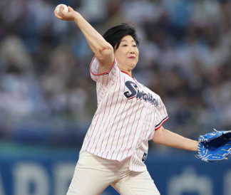 【画像】小池百合子さん、素肌丸出しで記者会見ｗｗｗｗｗ