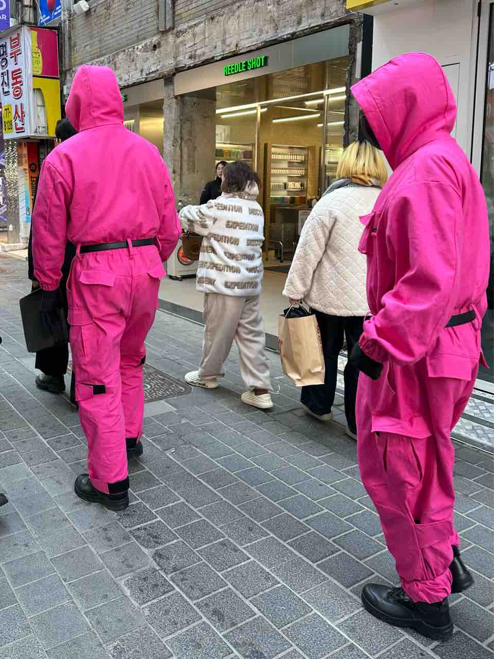 クリスマスのソウル8：明洞でイカゲームのピンクガードに遭遇