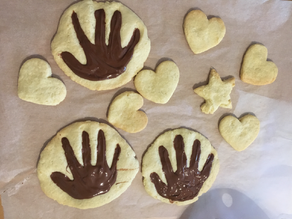 子どもと作るバレンタイン 可愛くて食べるのがもったいない手形チョコクッキー だいごろうの1日 Powered By ライブドアブログ 子どもと作るバレンタイン 可愛くて食べるのがもったいない手形チョコクッキー だいごろうの1日 Powered By ライブドアブログ