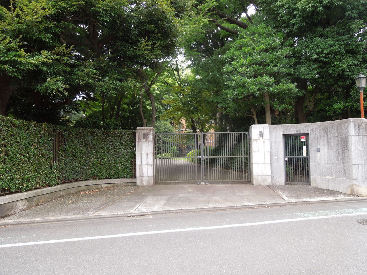 敷地が広そうな植栽で目隠しされている家が成城にありました 東京都内の豪邸探索ブログ 敷地が広そうな植栽で目隠しされている家が成城にありました 東京都内の豪邸探索ブログ