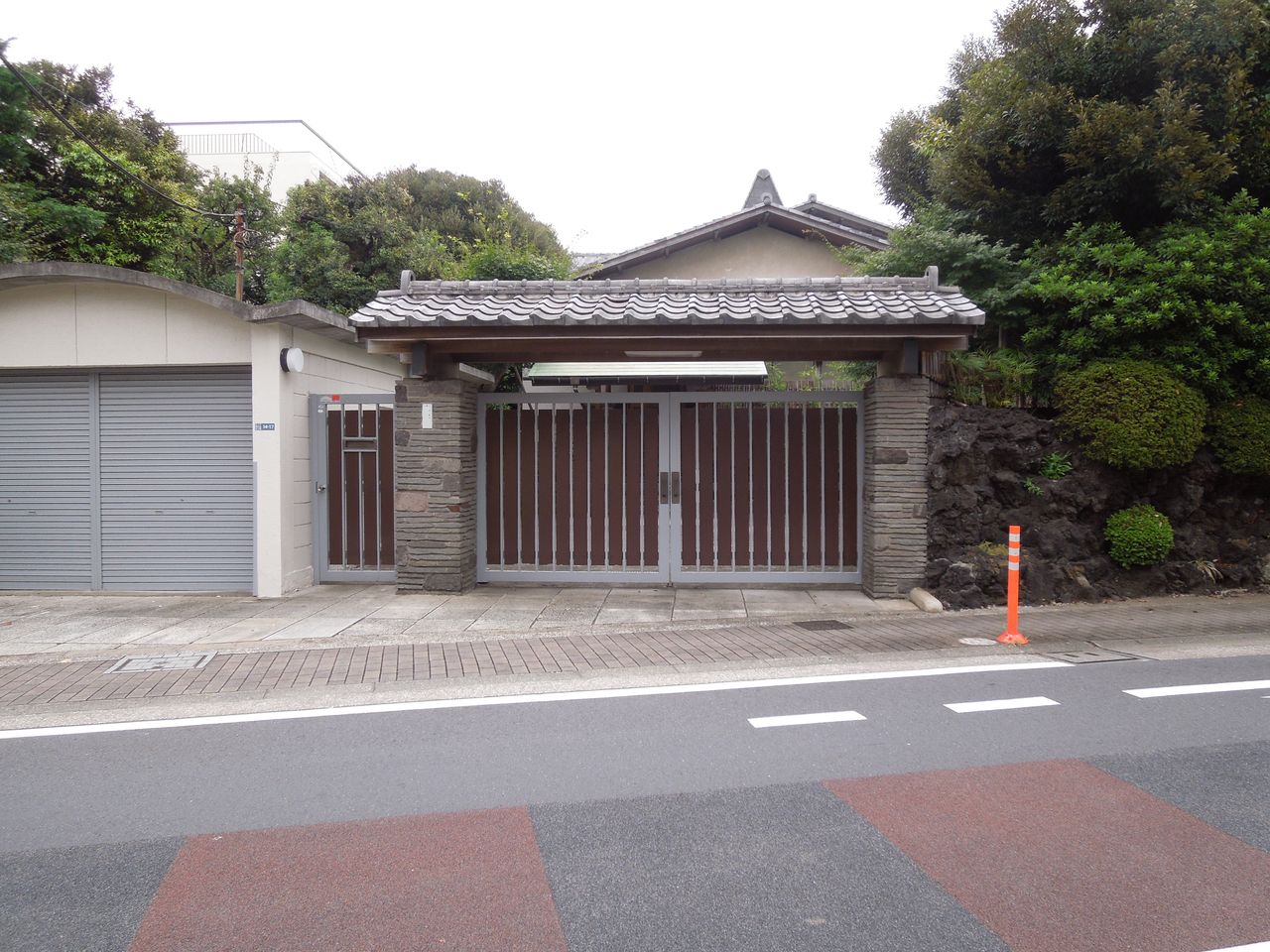 東京都内の豪邸探索ブログ
	  旗の台に敷地が広い三世代前ぐらいの豪邸がありました