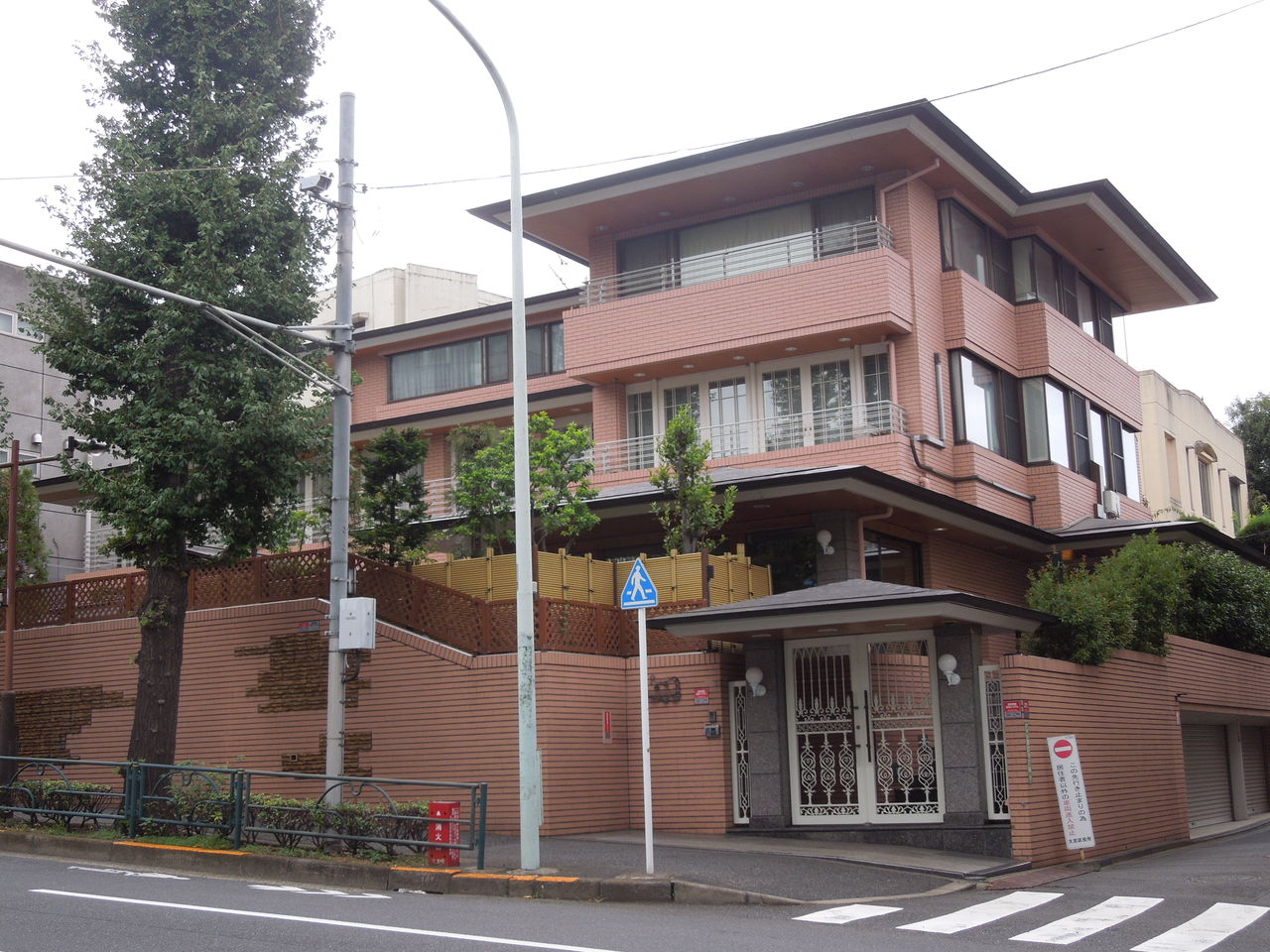 関口の幹線道路沿いにオシャレな豪邸がありました 東京都内の豪邸探索ブログ